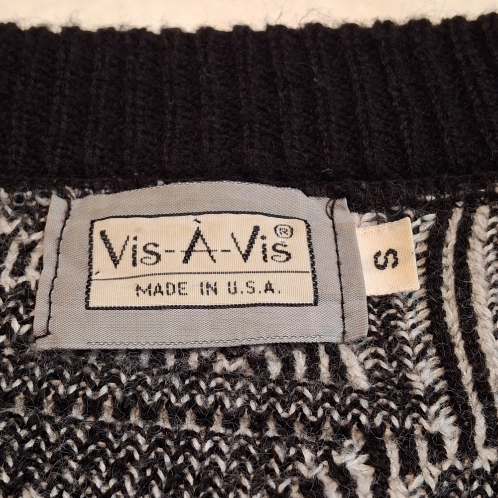 Vis-A-Vis White Geometric Graphic Floral Red Roses Knit Sweater Women Size Small - Picture 12 of 16